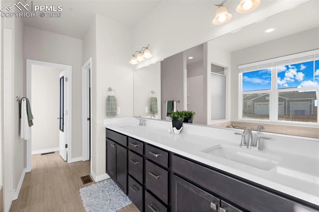 Image 21 of 47: Bathroom