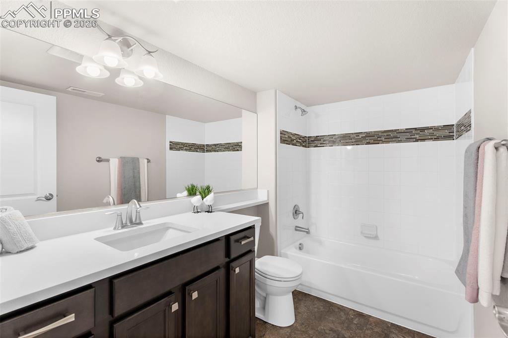 Image 32 of 47: Bathroom