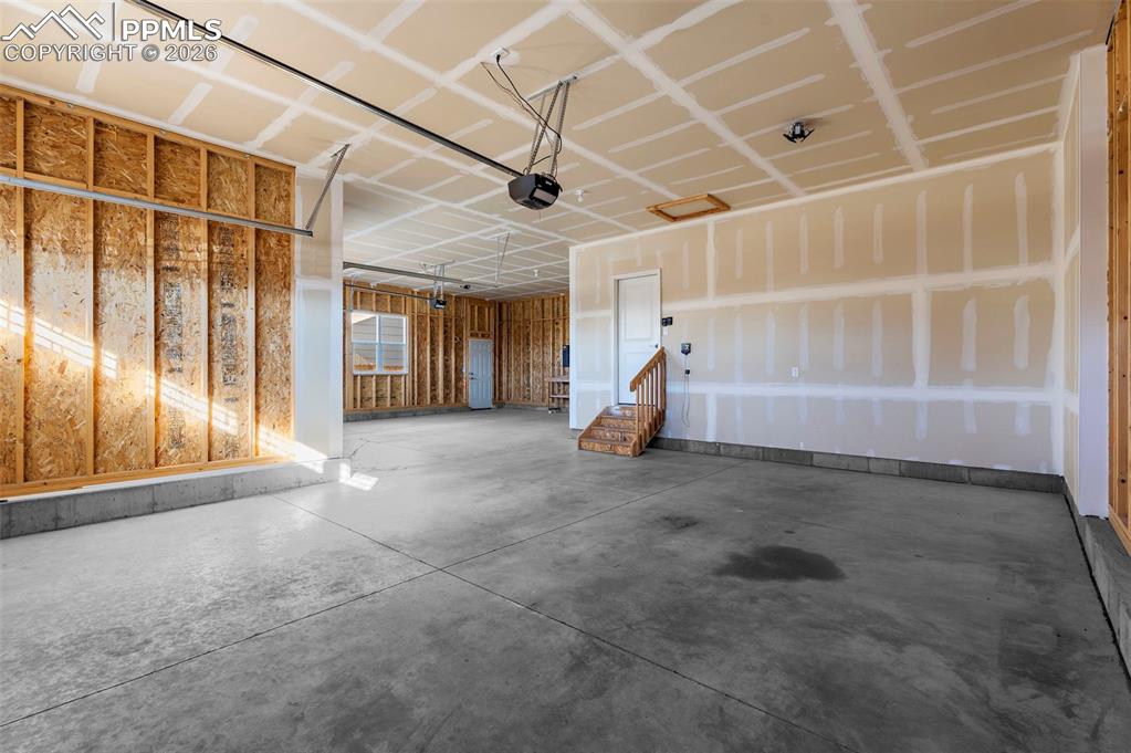 Image 37 of 47: Garage