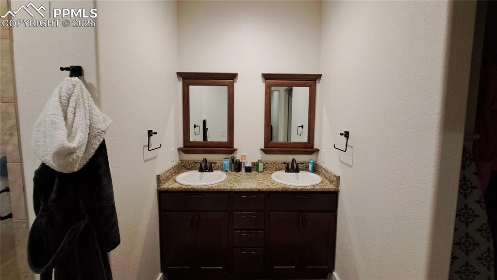 Image 20 of 40: Double sinks