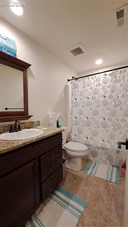 Image 35 of 40: Bathroom