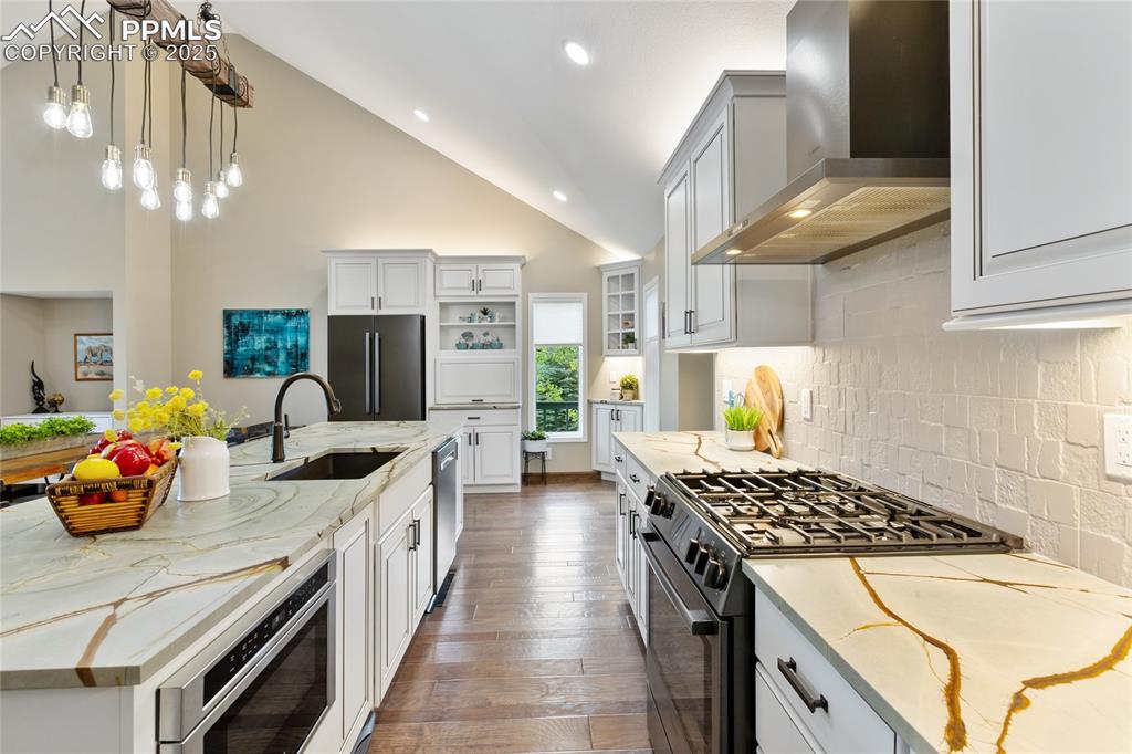 Image 14 of 44: 5 burner gas Bosch oven with warming drawer, recirculating vent fan and lig