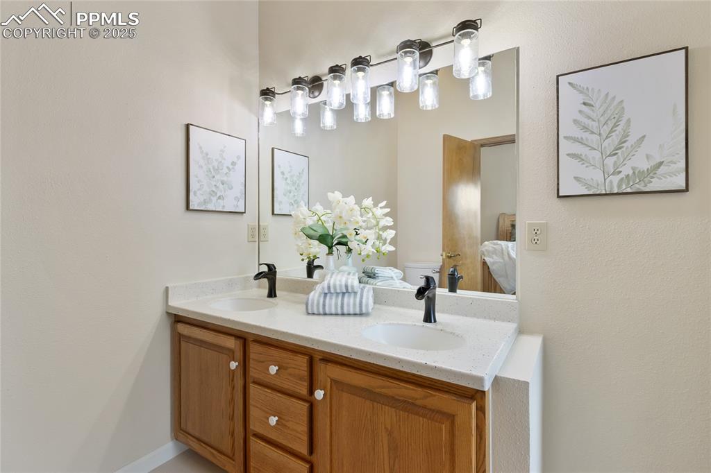 Image 27 of 44: Double vanity in upper level suite