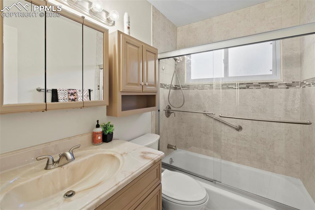 Image 16 of 40: Bathroom