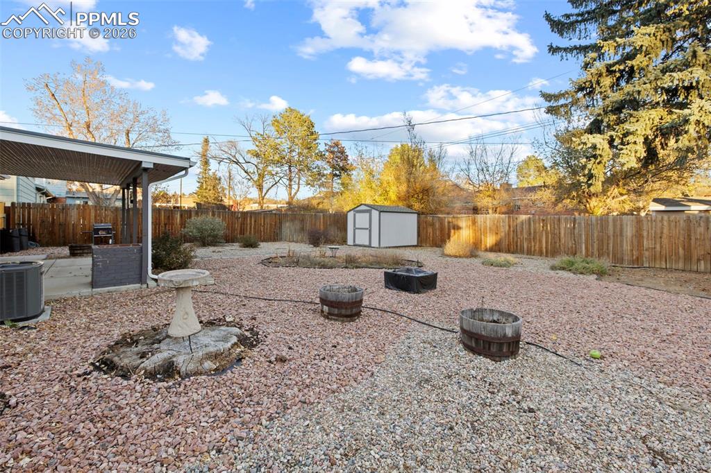 Image 30 of 40: Yard