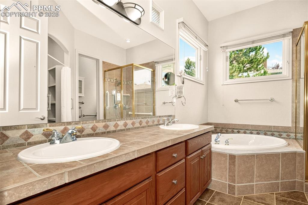 Image 11 of 35: 5 piece master bathroom