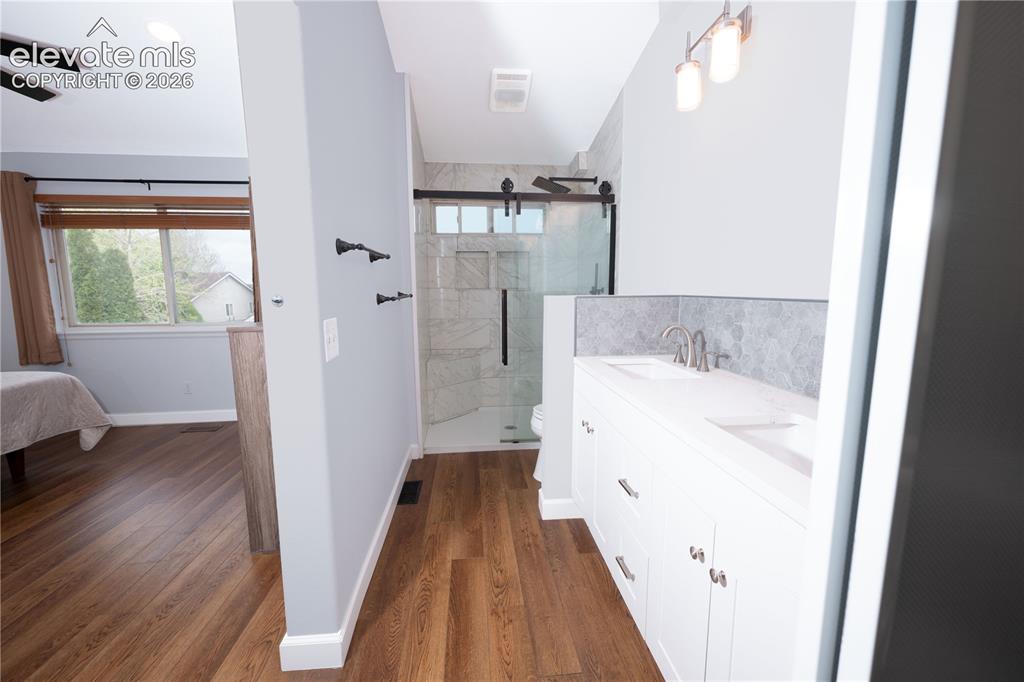 Image 11 of 18: Bathroom
