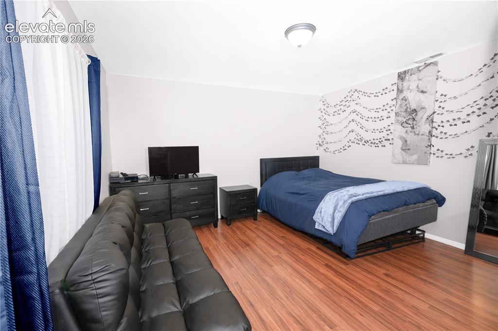 Image 13 of 18: Bedroom