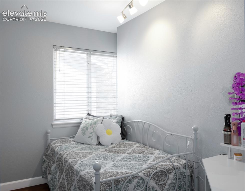Image 14 of 18: Bedroom