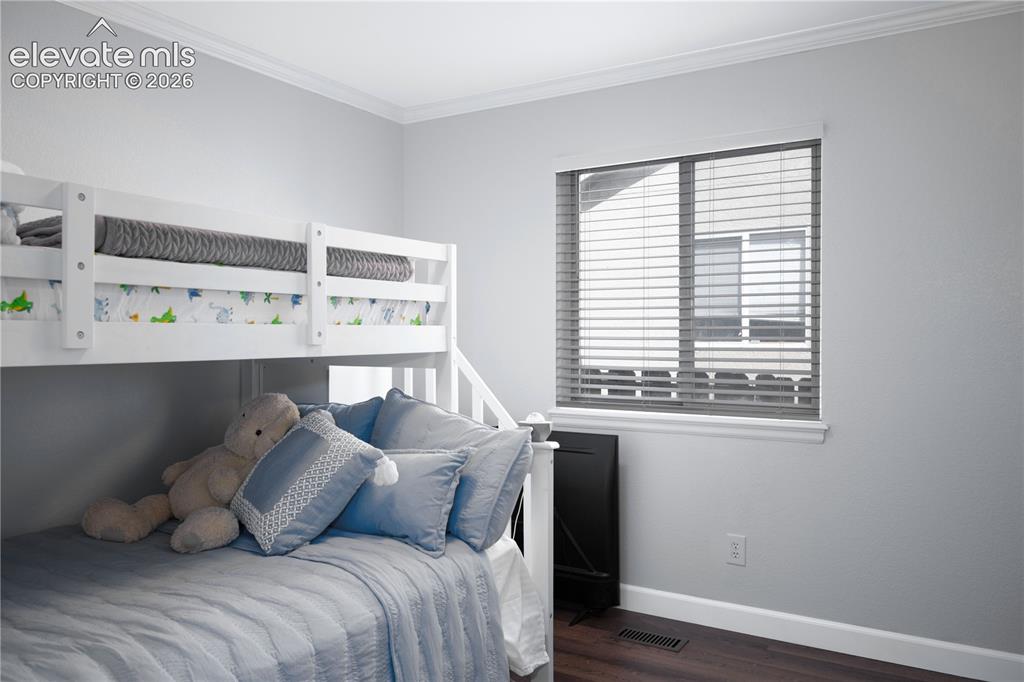 Image 15 of 18: Bedroom