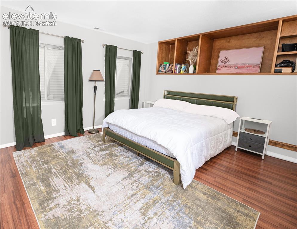 Image 16 of 18: Bedroom