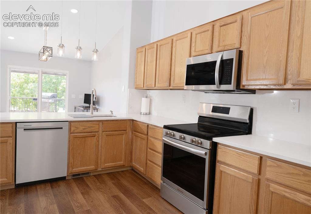 Image 3 of 18: Kitchen