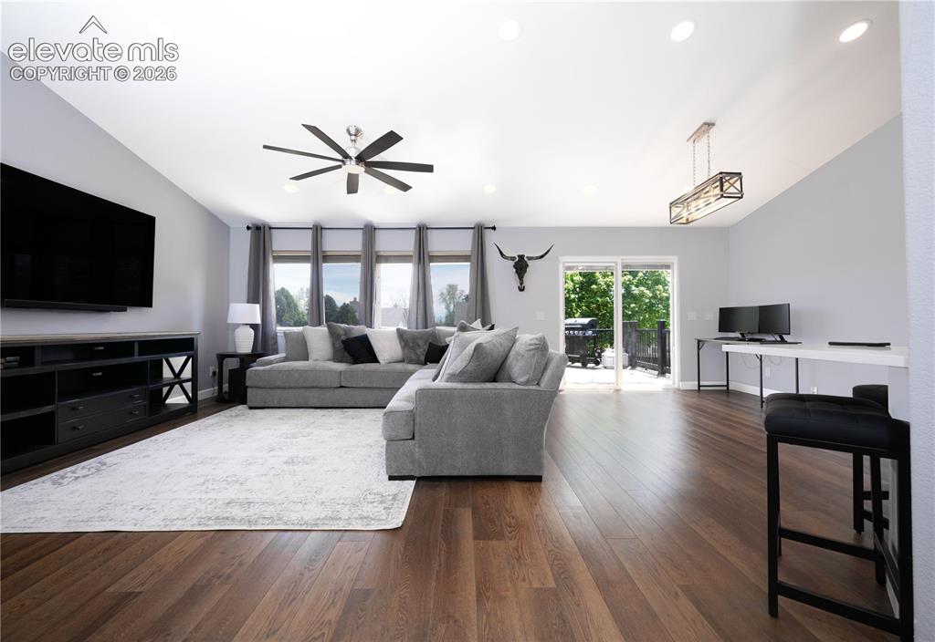 Image 5 of 18: Living Room