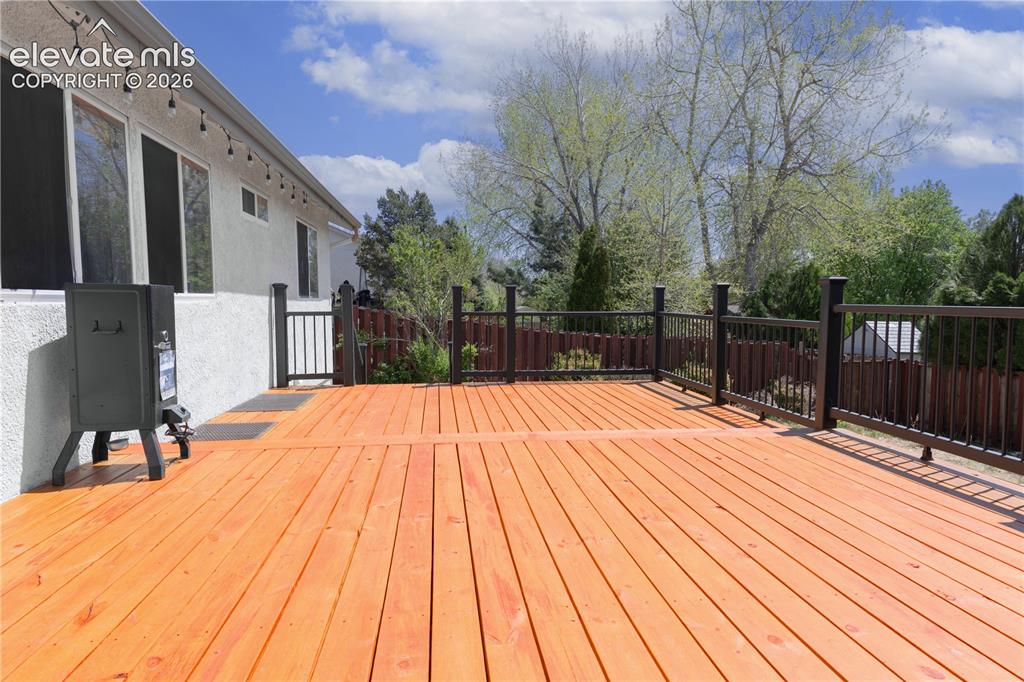 Image 9 of 18: Deck