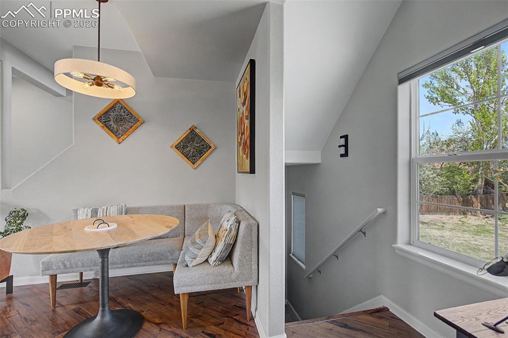 Image 17 of 41: Dining Area
