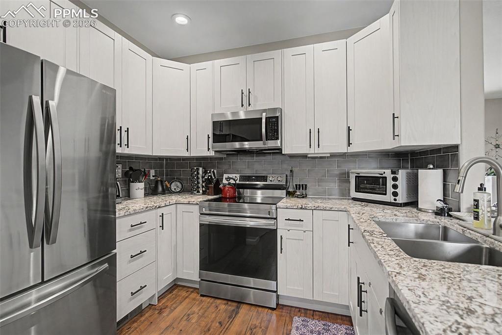 Image 19 of 41: Kitchen