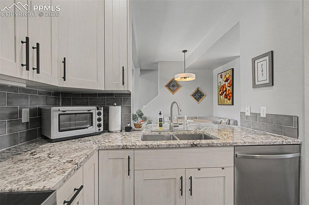 Image 20 of 41: Kitchen