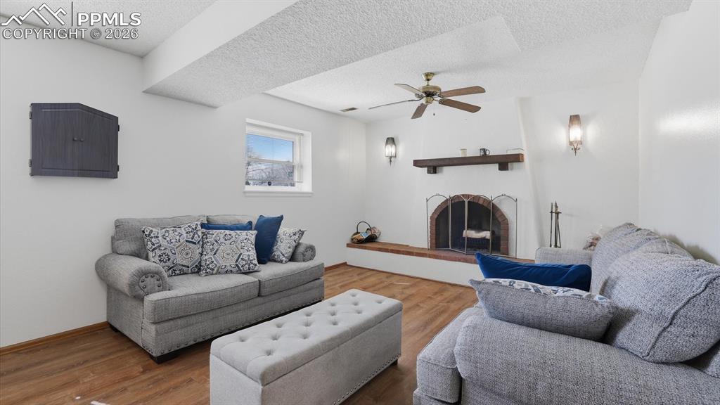 Image 31 of 50: Upper Level Full Bathroom.