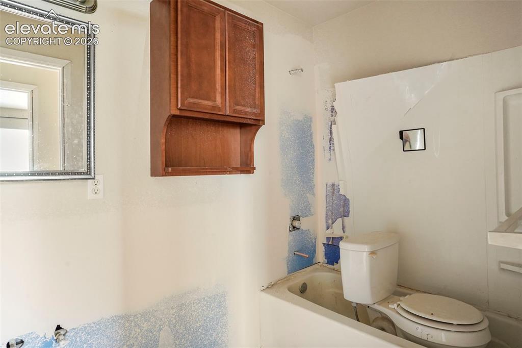 Image 16 of 29: Upstairs Bathroom