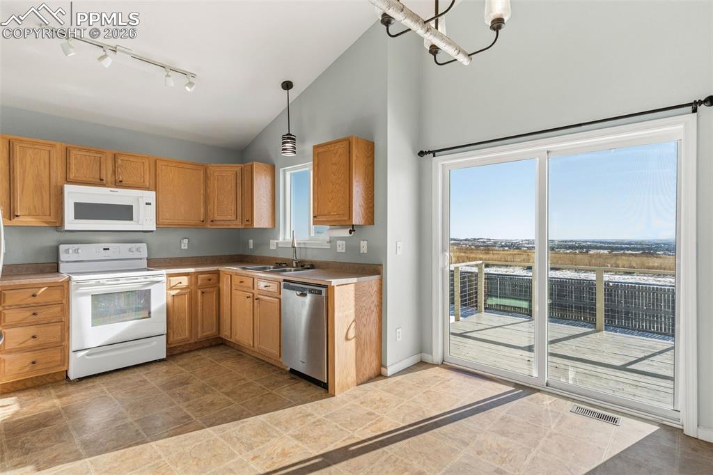 Image 15 of 50: Kitchen