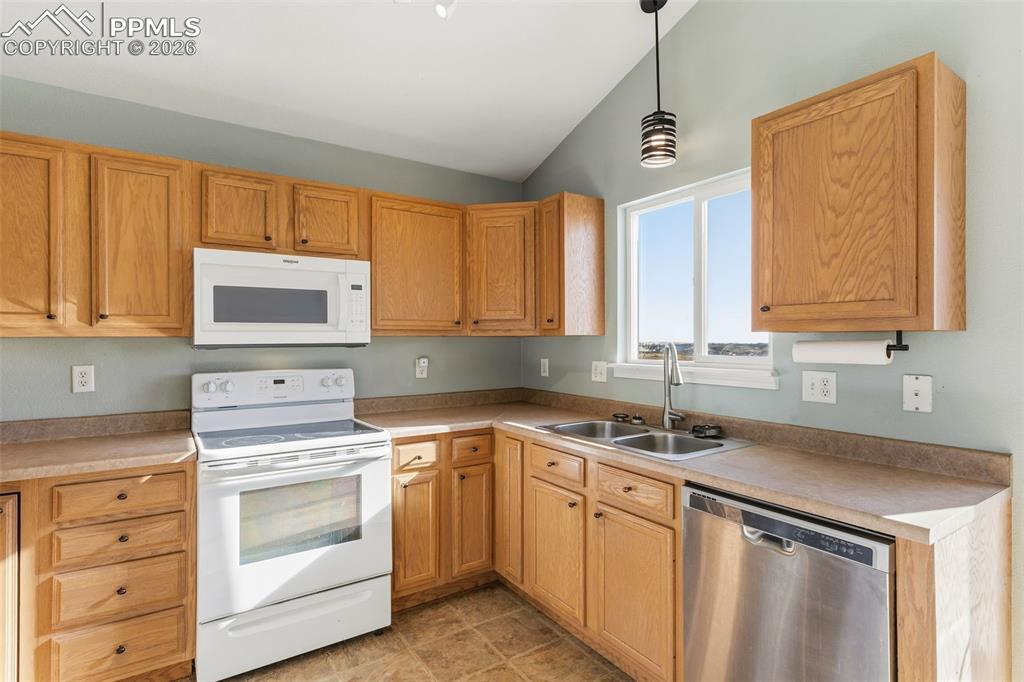 Image 16 of 50: Kitchen