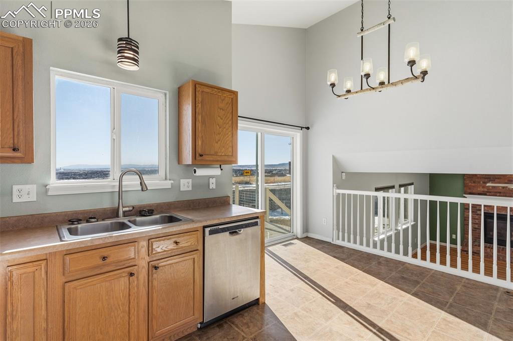 Image 19 of 50: Kitchen