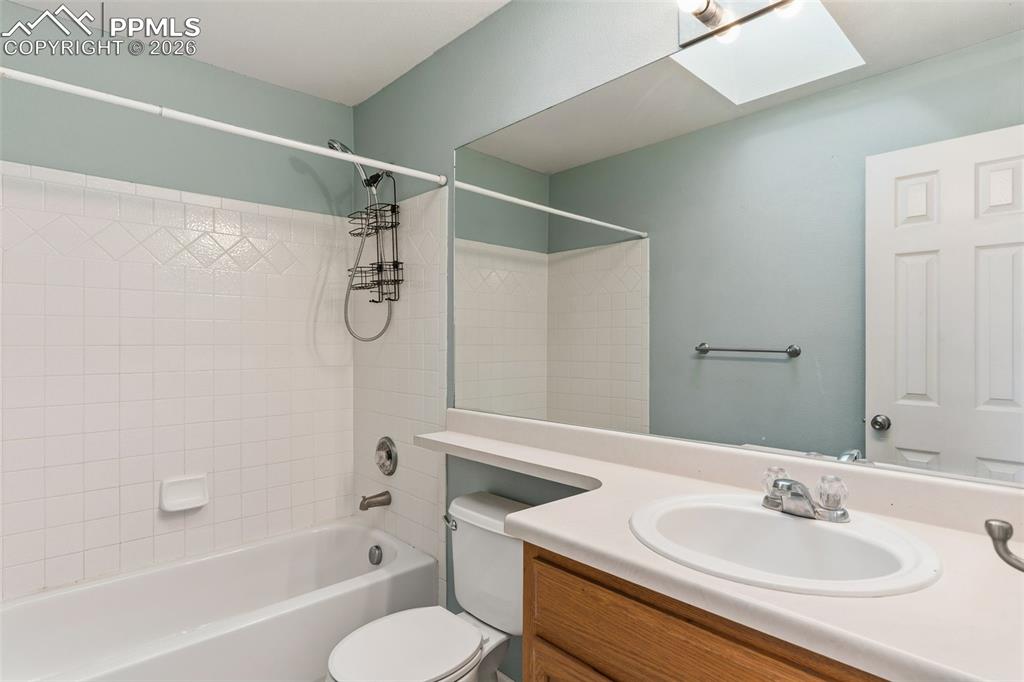 Image 30 of 50: Bathroom