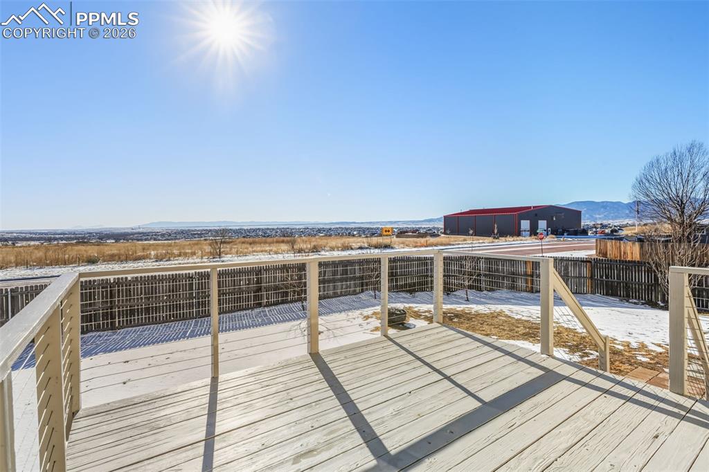 Image 41 of 50: Deck