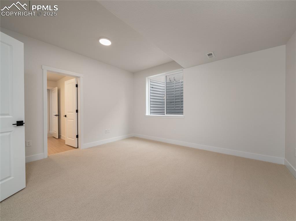 Image 19 of 29: Bedroom