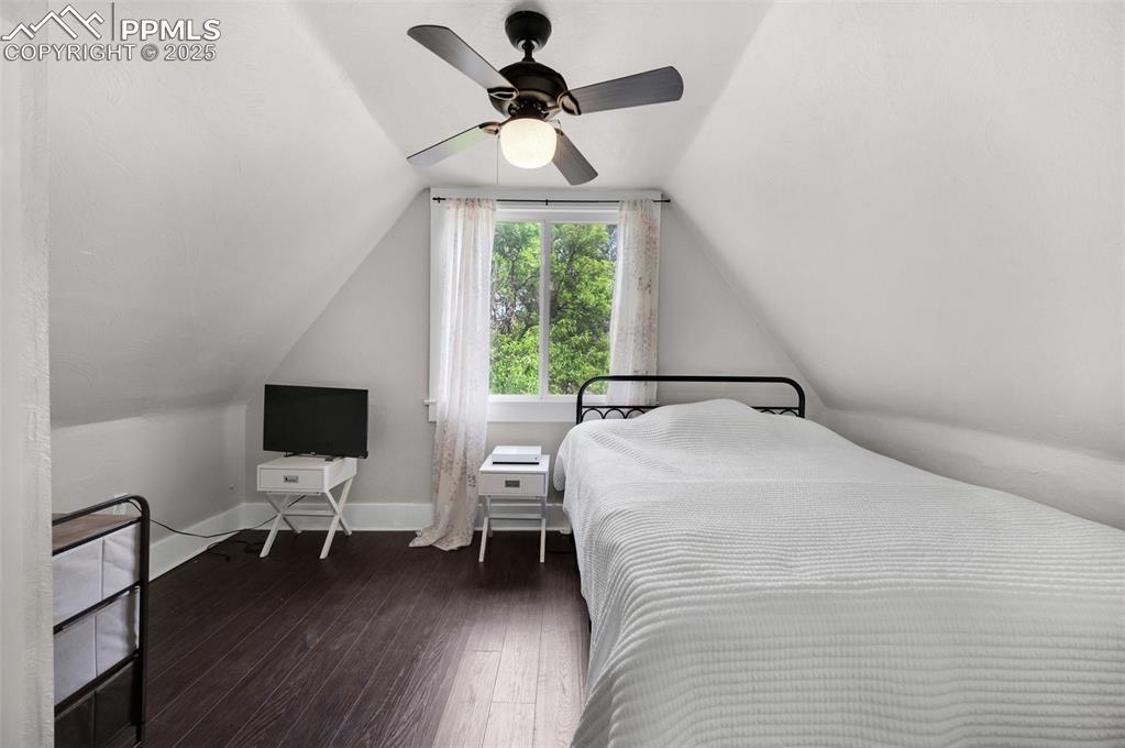 Image 12 of 28: Bedroom