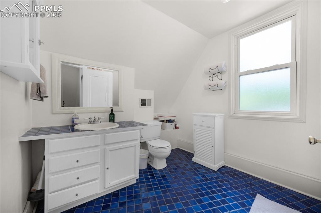 Image 15 of 28: Bathroom
