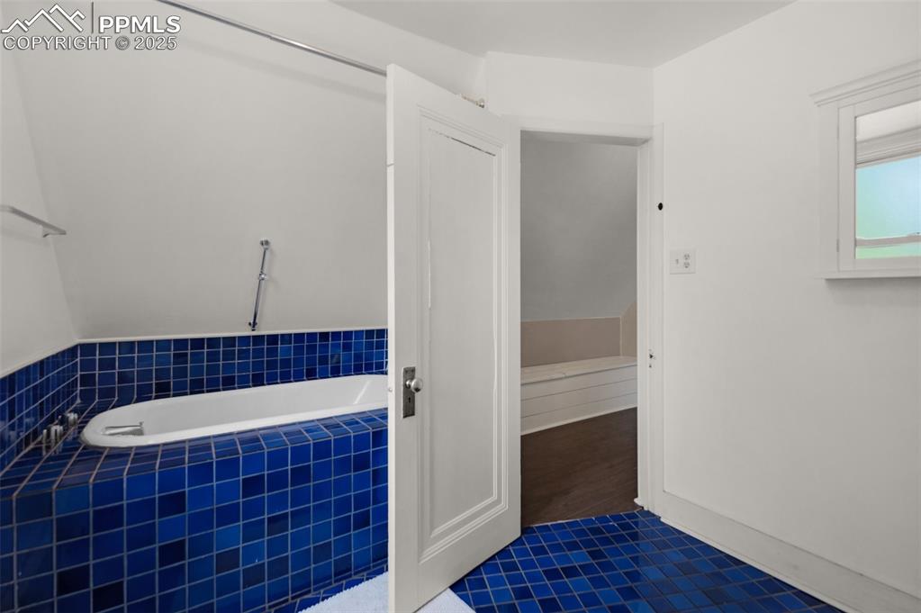 Image 16 of 28: Bathroom