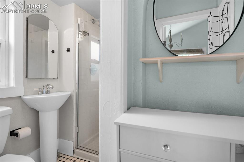 Image 18 of 28: Bathroom