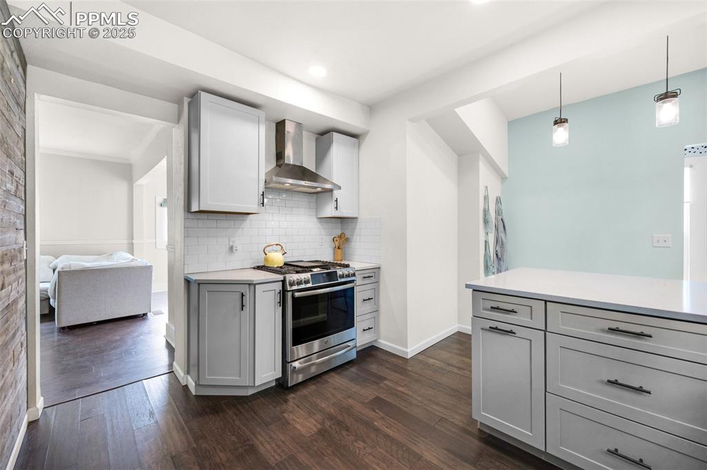 Image 8 of 28: Kitchen