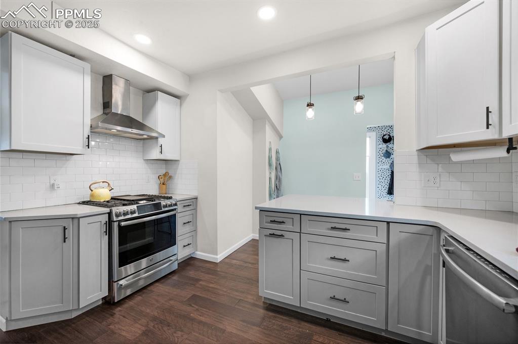Image 9 of 28: Kitchen