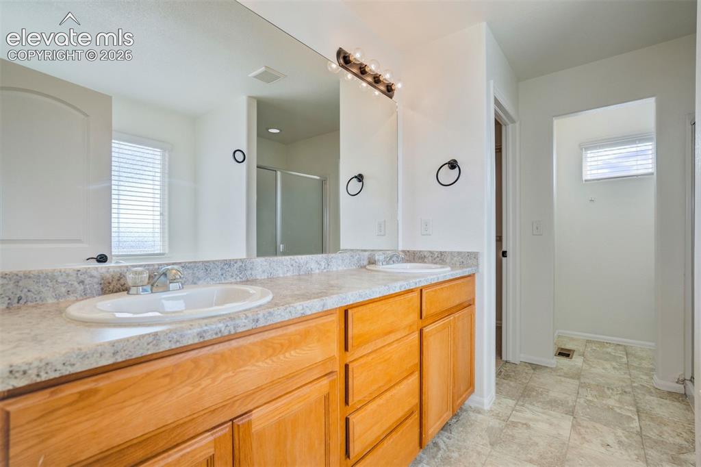 Image 21 of 39: Primary 5-Piece Bathroom 