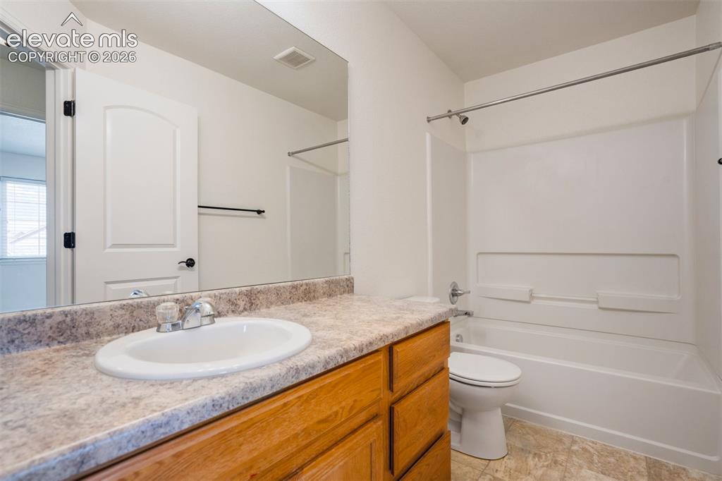 Image 32 of 39: Full bathroom upstairs for bedrooms 2 & 3.