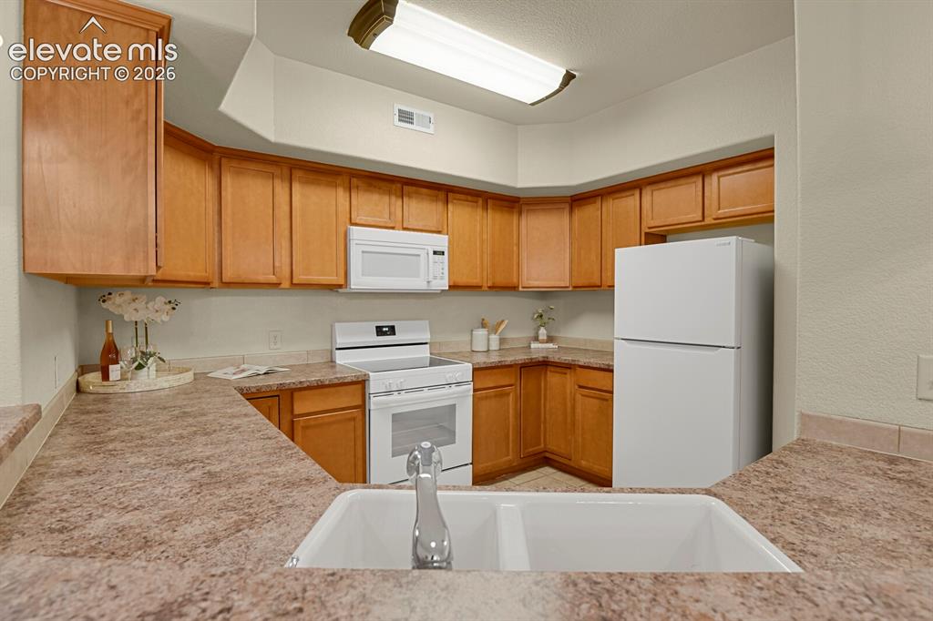 Image 11 of 36: Kitchen
