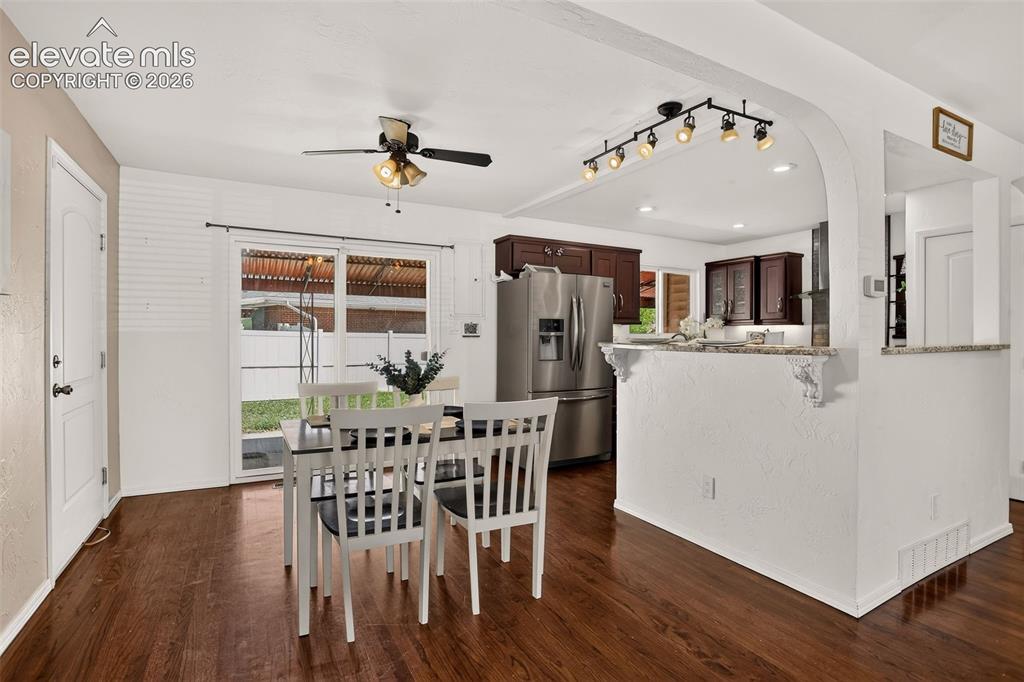 Image 16 of 38: Dining Area