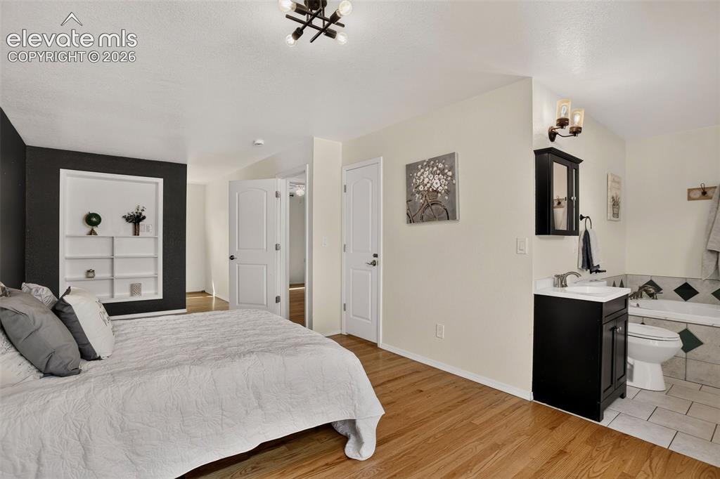 Image 19 of 38: Bedroom