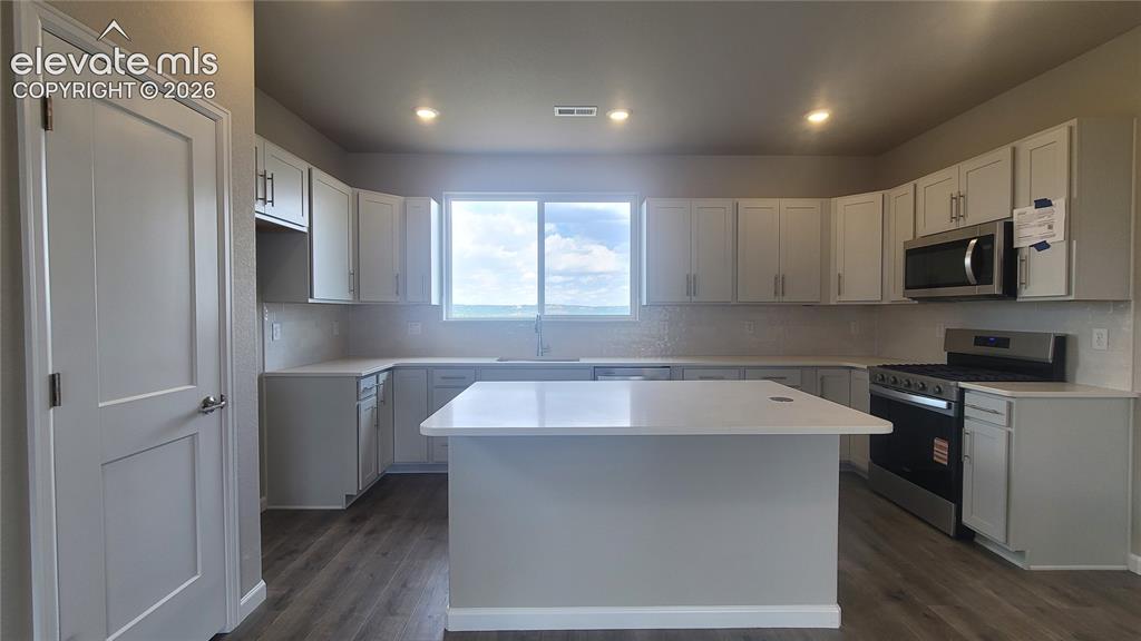 Image 13 of 33: Dining Area
