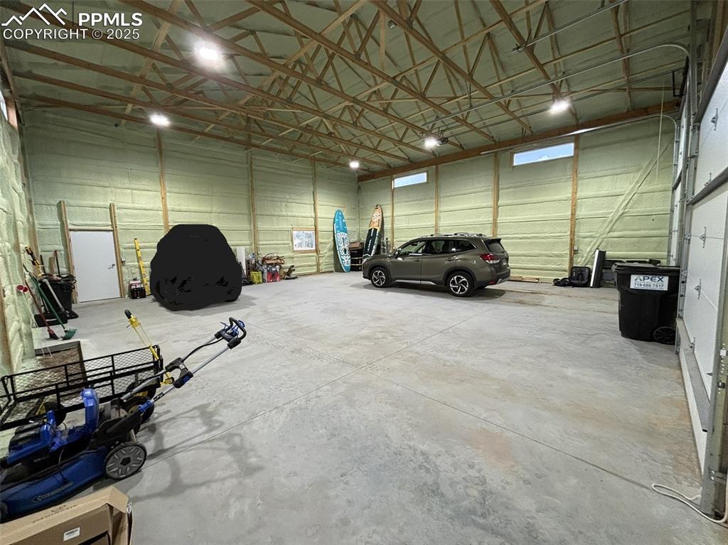 Image 20 of 29: Garage