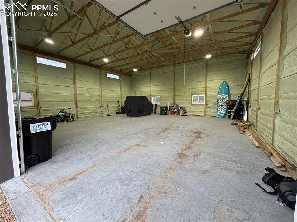 Image 21 of 29: Garage