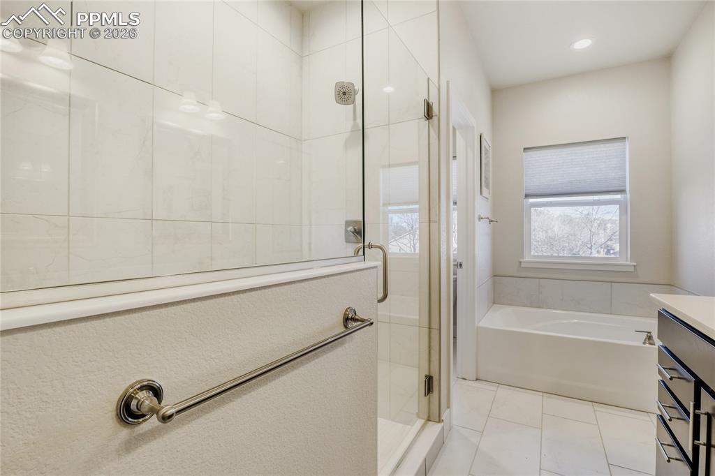 Image 20 of 30: Bathroom