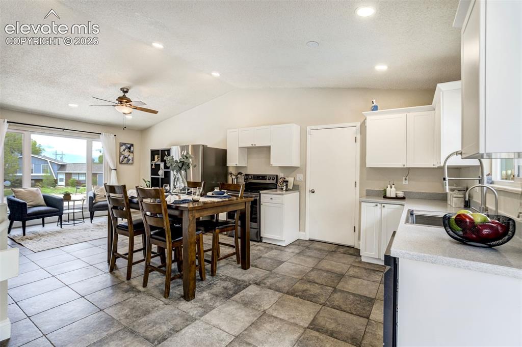 Image 16 of 50: Dining Area