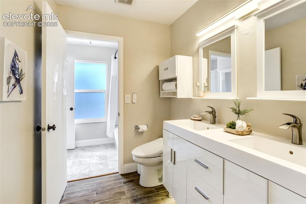 Image 19 of 50: Bathroom