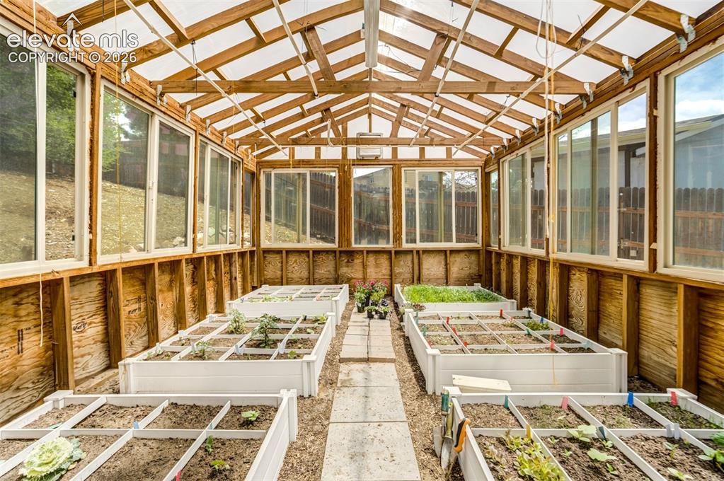 Image 6 of 50: Sun Room