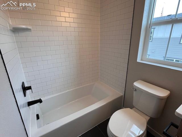 Image 9 of 12: Bathroom