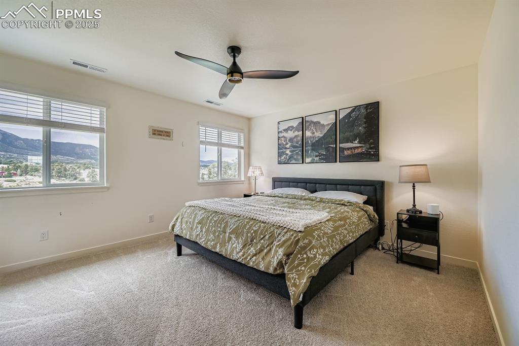 Image 6 of 12: Bedroom