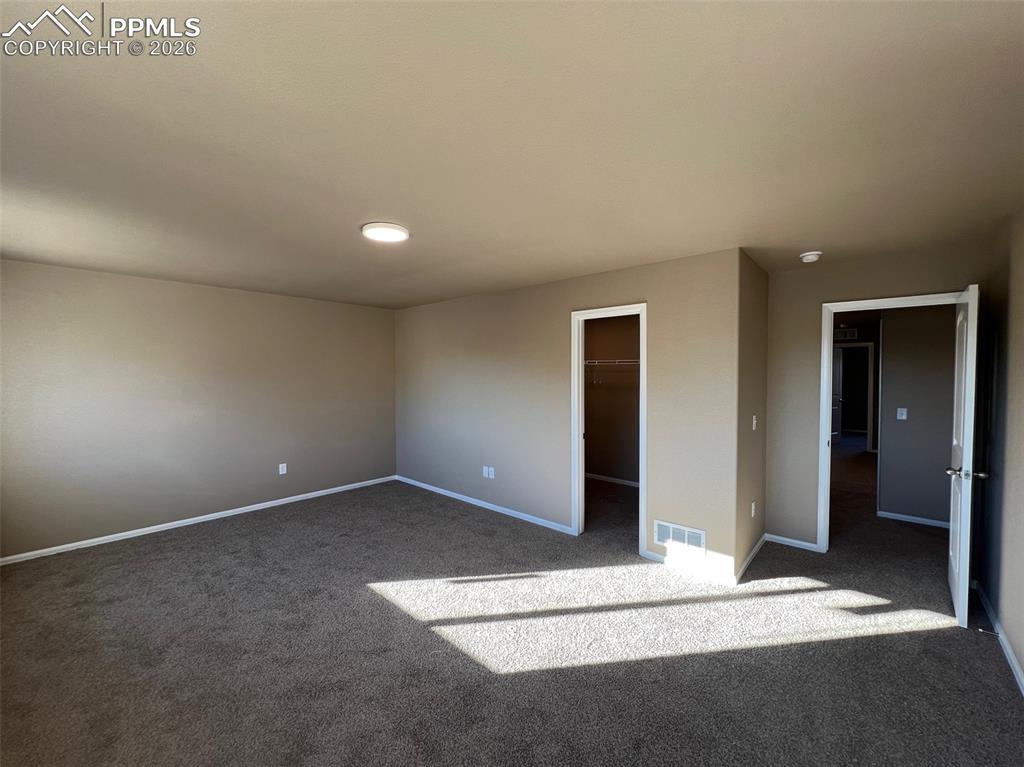 Image 17 of 32: Bedroom